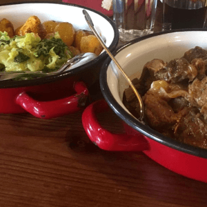 Aba de vitela estufada com migas