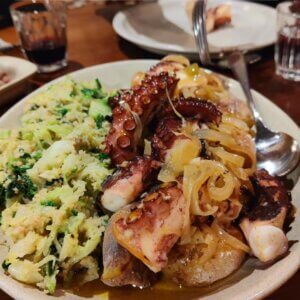 Polvo à lagareiro com batata a murro.