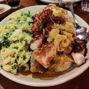 Polvo à lagareiro com batata a murro.